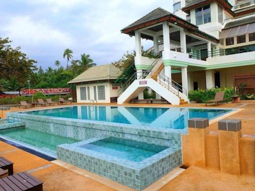 卡农卡农金色海滩酒店的房屋前的大型游泳池