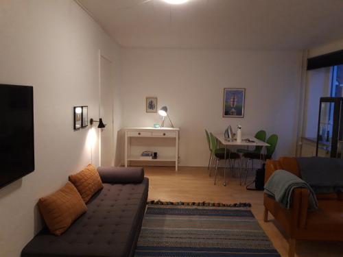 奥尔堡Astas Apartment的客厅配有沙发和桌子