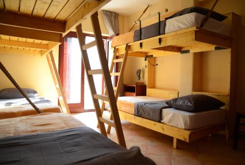 塞萨洛尼基岔路口旅馆的一间卧室配有两张双层床。