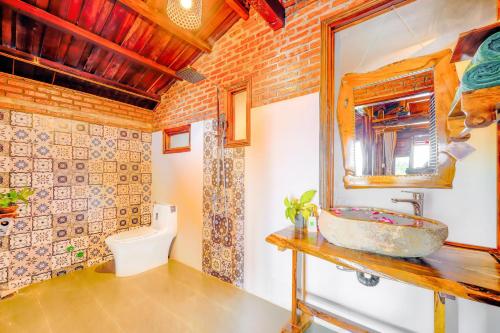 会安Eco Wooden villa Hoi An的一间带水槽和卫生间的浴室