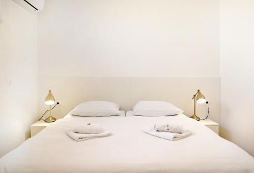 奈维斯Apartments Terra Sun with Private Pool or Jacuzzi的一张白色的床,上面有两条白色毛巾
