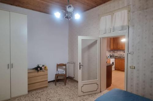 菲利内瓦尔达诺Casa Leonardo & Elisa的一间设有一扇通向厨房的开放式客房