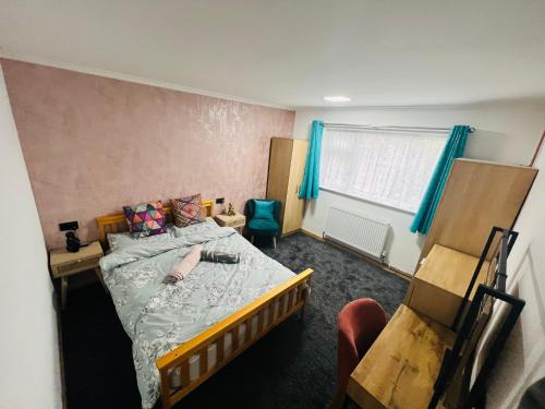 莱斯特CozyComfy Apartment Leicester的一间小卧室,配有床和窗户