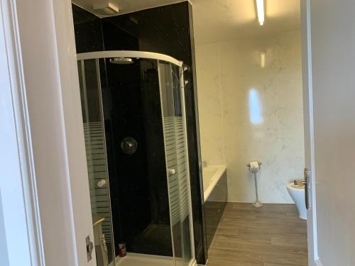 奈恩"Room only" at Wetherby Nairn的浴室里设有玻璃门淋浴