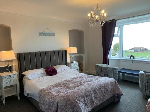 奈恩"Room only" at Wetherby Nairn的一间卧室设有一张床和一个大窗户