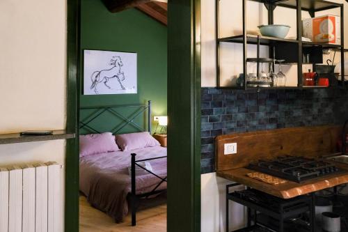 克雷马Elio's secret spot的客房设有带一张床和炉灶的卧室