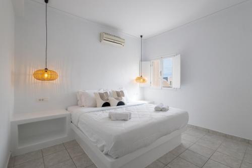 卡特瑞杜斯BlackRock suites的一间白色卧室,配有一张床和浴缸