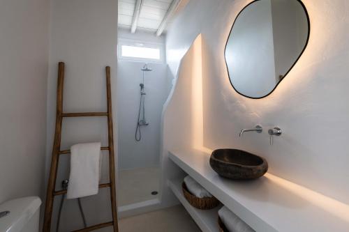 艾丽奇Cavos Paros Boho Chic sea-view apartment in Aliki的一间带水槽和镜子的浴室