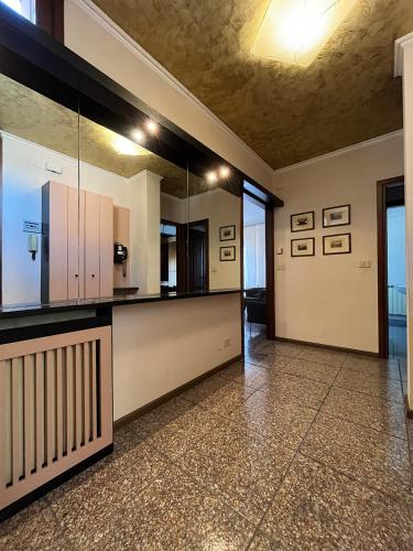 格拉多Appartamento Marchesini的空房间,设有大厨房,配有玻璃柜