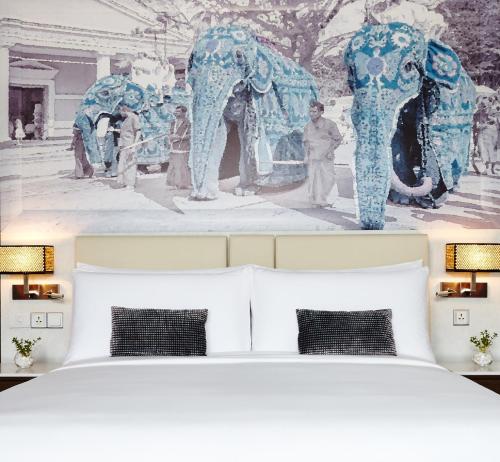 康提Radisson Hotel Kandy的一间卧室配有一张床,并画着大象