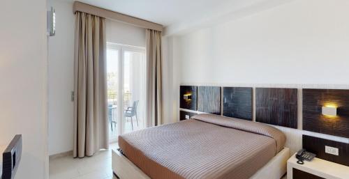 奥斯图尼蒙特萨拉戈别墅公寓式酒店的酒店客房设有床和窗户。