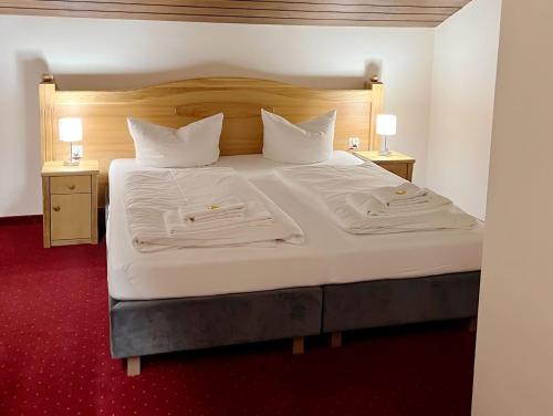 施利尔塞古德布鲁克酒店的卧室配有一张带白色床单和枕头的大床。