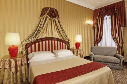 威尼斯卡布拉嘎迪娜卡拉巴的配有一张床和一把椅子的酒店客房