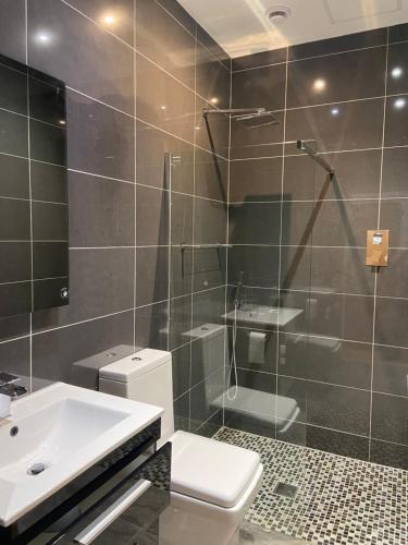 卡斯尔敦Halvard Apartments at Castletown的浴室配有卫生间、盥洗盆和淋浴。