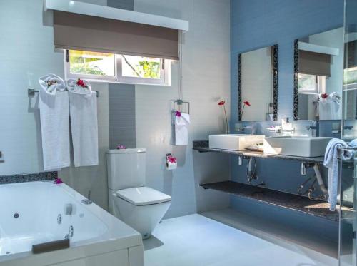 维多利亚Island Charm of Praslin的带浴缸、卫生间和盥洗盆的浴室