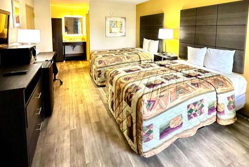 夏洛特戴斯北湖汽车旅馆的酒店客房配有两张床和一张书桌
