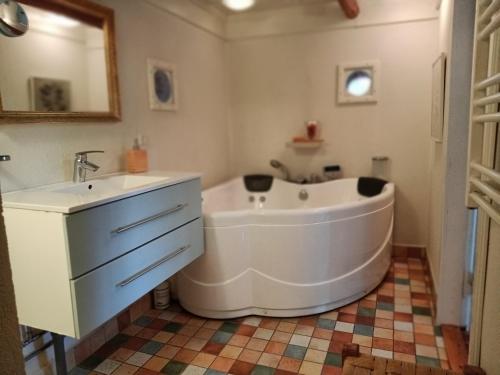斯凯拜克Fæbrogaard Apartment的一间带大浴缸和水槽的浴室