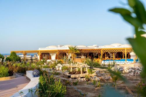 马萨阿拉姆Beach safari nubian resort的一座带游泳池和大楼的度假村