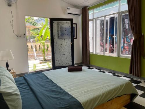 岘港Yên Homestay Đà Nẵng的一间卧室设有一张大床和一个窗户。