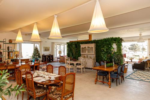 塞哥维亚Hotel Rural Costa del Trigo的用餐室配有桌椅和灯光