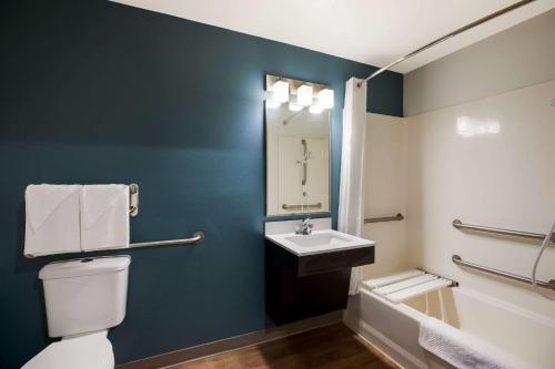 克莱蒙WoodSpring Suites Orlando West - Clermont的浴室配有白色卫生间和盥洗盆。