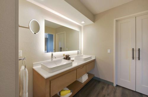 圣克拉拉广场套房酒店的一间带两个盥洗盆和大镜子的浴室