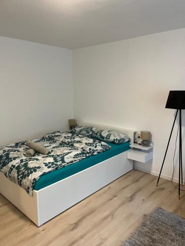 奥西耶克Apartment VBK Osijek的一间卧室配有一张带黑白色棉被的床