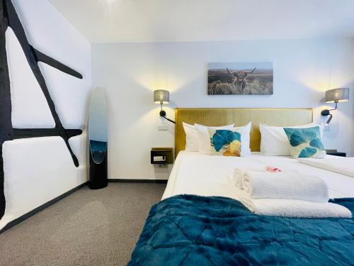 富尔达施洛斯酒店的酒店客房,配有两张蓝色和白色的床