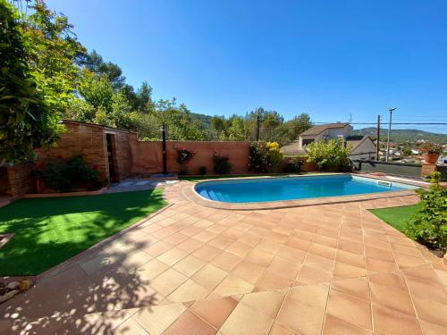 卡涅利亚斯Villa Belephant Sitges的后院,在院子里设有游泳池