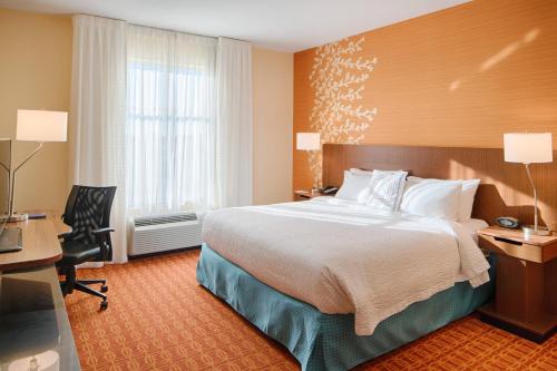 都柏林哥伦布都柏林万豪费尔菲尔德客栈及套房酒店的酒店客房设有一张大床、一张书桌和一张书桌。