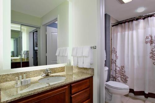 格雷普韦恩达拉斯/沃斯堡（DFW）机场北/格雷普韦恩原住酒店的一间带水槽、卫生间和镜子的浴室