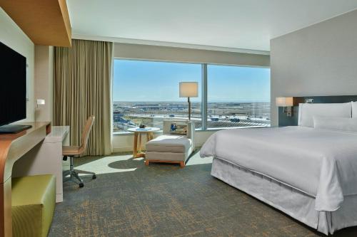 丹佛威斯汀丹佛国际机场酒店的酒店客房设有一张床和一个大窗户