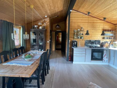 Peaceful cottage close to Bø Sommarland and Lifjell-perfect for hiking的一间带长桌的用餐室和一间厨房