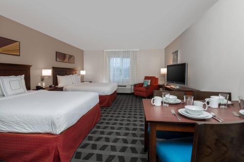 博伊西TownePlace Suites by Marriott Boise Downtown/University的酒店客房设有两张床和一张桌子