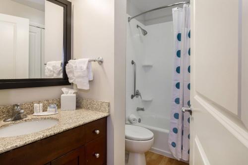 博伊西TownePlace Suites by Marriott Boise Downtown/University的一间带水槽、卫生间和淋浴的浴室