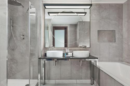 伯明翰Aloft Birmingham Eastside的浴室设有2个水槽和镜子