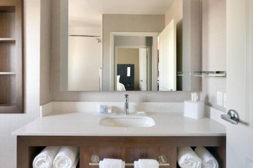 塞多纳Residence Inn by Marriott Sedona的一间带水槽和镜子的浴室