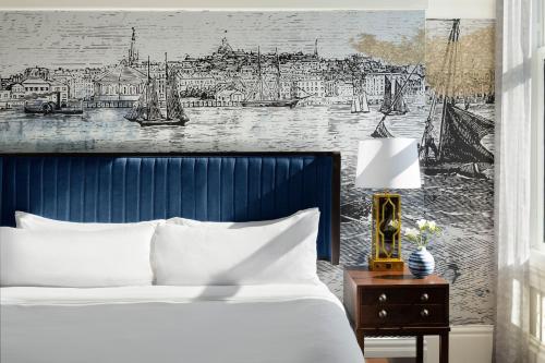 波士顿Marriott Vacation Club® at Custom House, Boston  的一间带一张床的卧室和一幅城市图