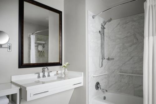 波士顿Marriott Vacation Club® at Custom House, Boston  的白色的浴室设有水槽和淋浴。