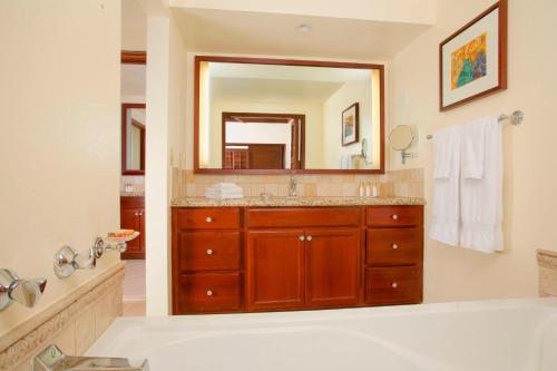 卡波雷科奥利纳海滩俱乐部万豪酒店的一间带浴缸和大镜子的浴室