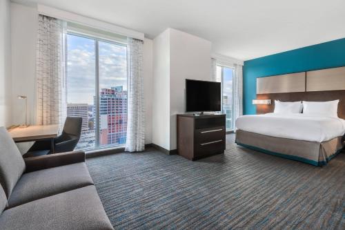 夏洛特Residence Inn by Marriott Charlotte City Center的配有一张床和一台平面电视的酒店客房