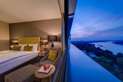 波恩波恩万豪酒店的酒店客房设有一张床和一个享有美景的窗户。