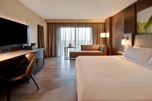 罗阿诺克达拉斯/沃斯堡万豪酒店及冠军高尔夫俱乐部的酒店客房设有一张大床和一台电视。