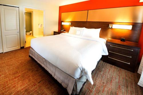 西哥伦比亚Residence Inn by Marriott Columbia West/Lexington的一张大白色的床,位于酒店客房内