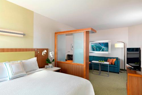 查尔斯湖查尔斯湖万豪春季山丘套房酒店的一间卧室设有一张床和一间客厅。