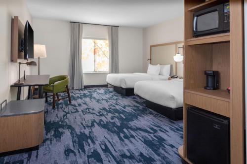 玛丽埃塔市Fairfield Inn & Suites by Marriott Atlanta Marietta的酒店客房设有两张床和电视。