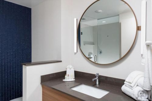 玛丽埃塔市Fairfield Inn & Suites by Marriott Atlanta Marietta的一间带水槽和镜子的浴室