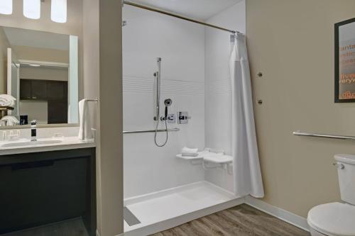 利马TownePlace Suites By Marriott Lima的带淋浴、盥洗盆和卫生间的浴室