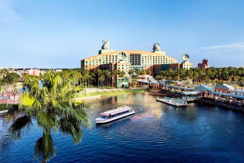 奥兰多迪士尼世界海豚酒店的一条河里的小船,在旅馆前