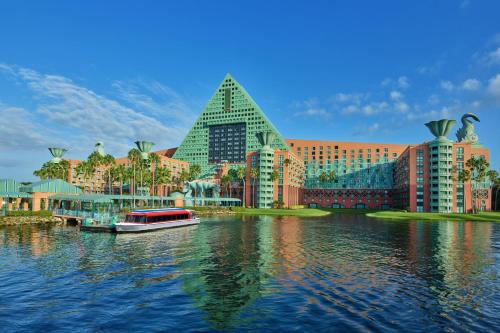 奥兰多迪士尼世界海豚酒店的享有水上船只的度假村景色